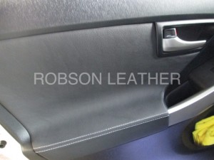 シートカバー装着車もドア内張りを張り替える事で統一感を出す事ができます。